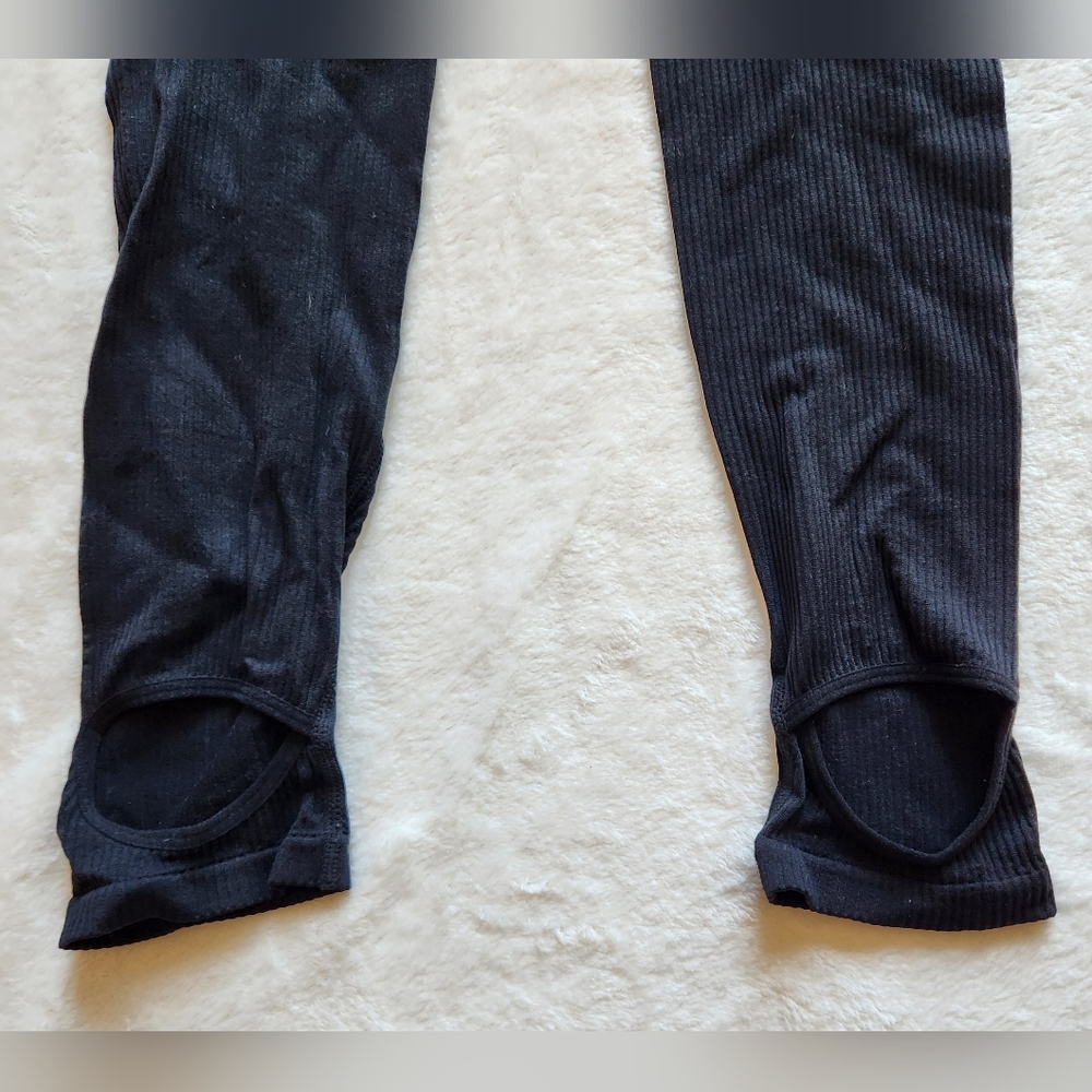 LIKE NEW Forever 21 Black Classic Ribbed Stirrup Leggings - Picture 5 of 7